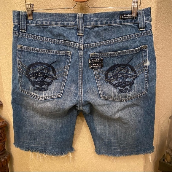 ROCK & REPUBLIC Blue Graphic Pockets Raw Frayed Hem Shorts Size 17 1/2” Waist - Picture 1 of 9